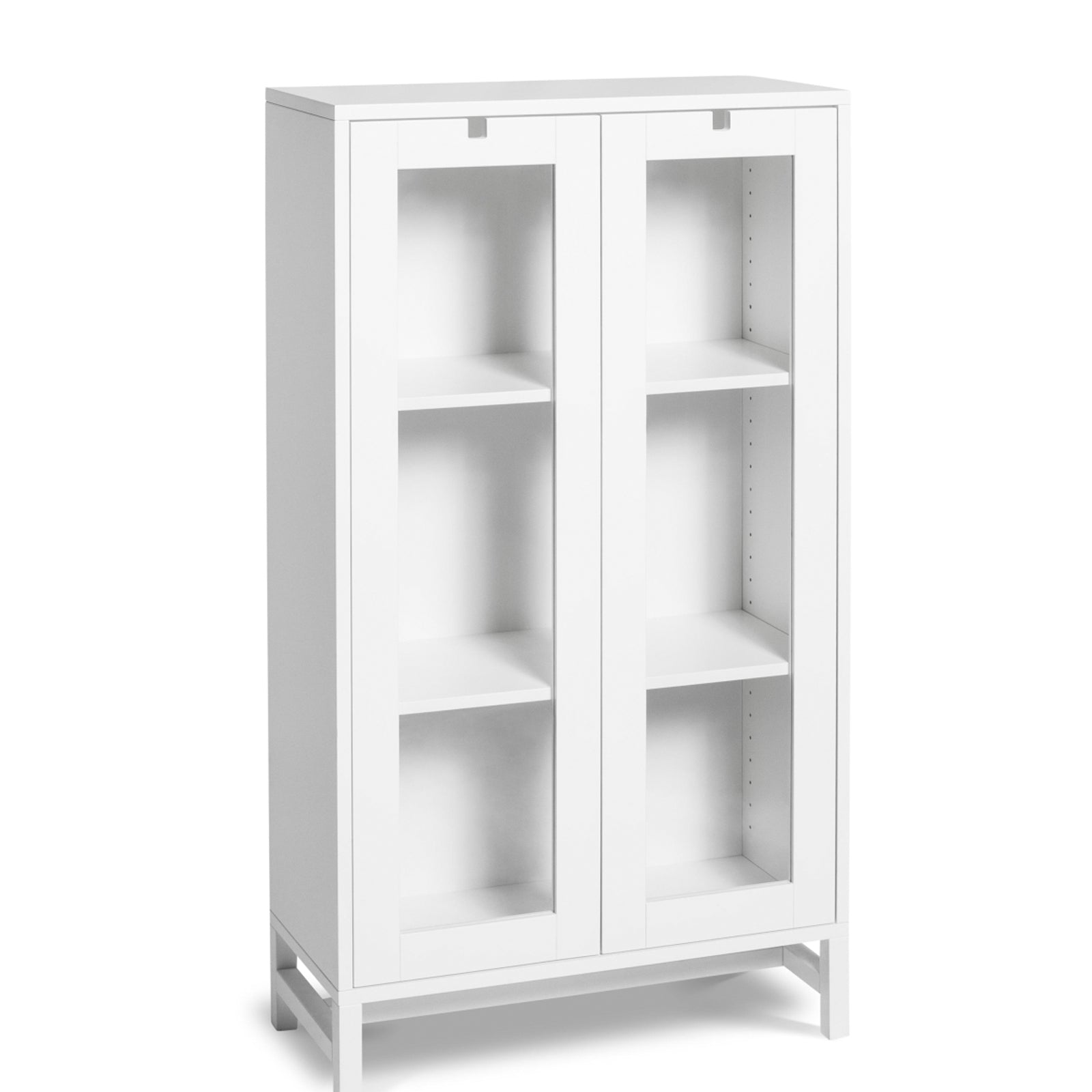 FALSTERBO Skåp med glasdörrar 127cm, vitlack | Mavis av Martina Elgemark