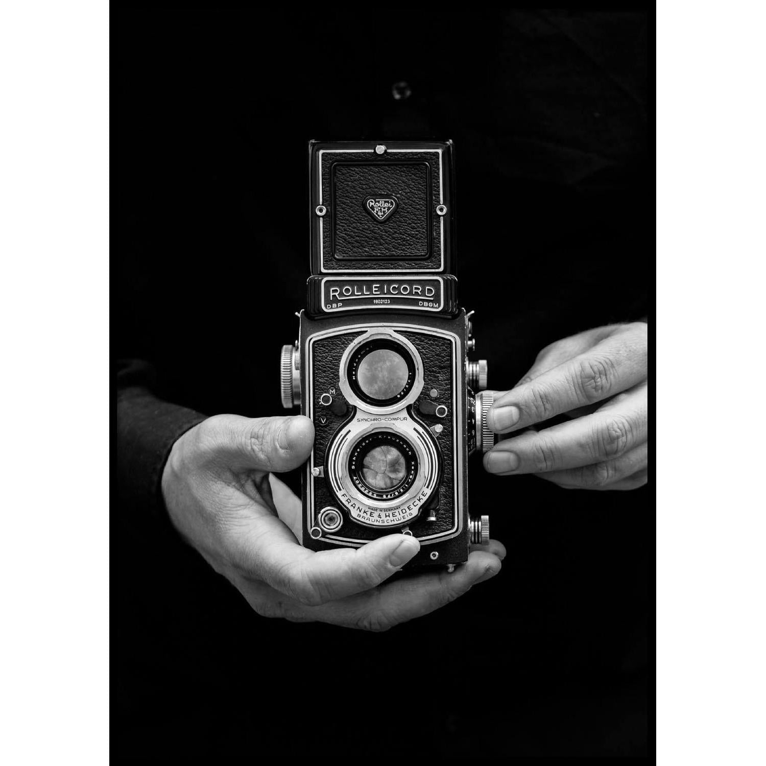 RETRO CAMERA Poster 50x70 cm | Papertown